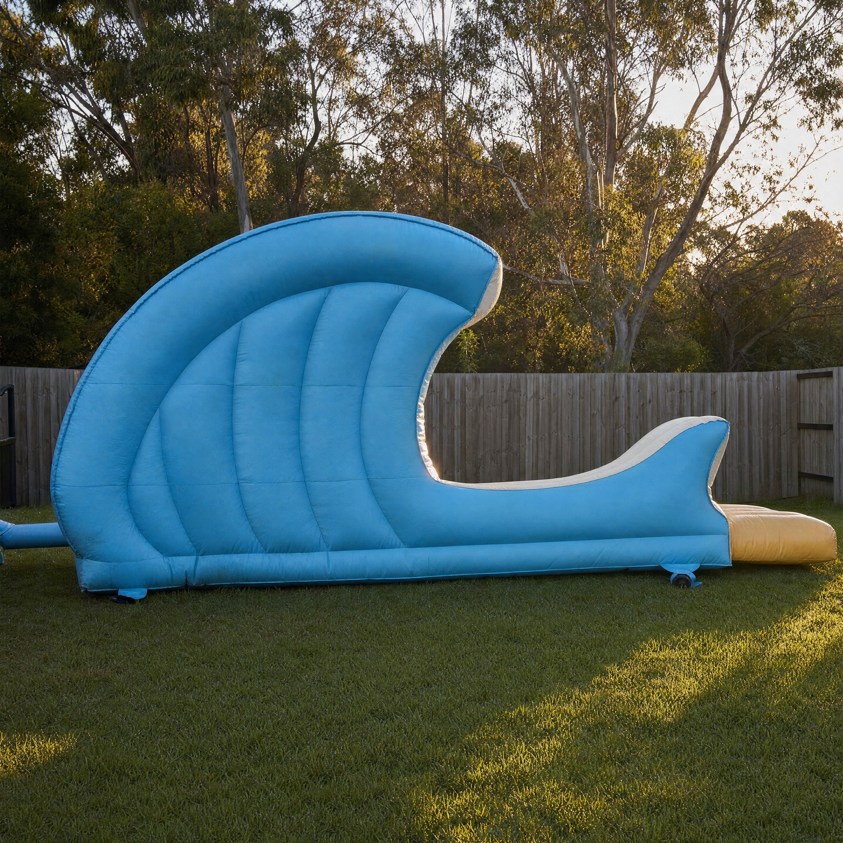 Mechanical Surfboard hire, side profile showing the full length of the inflatable base